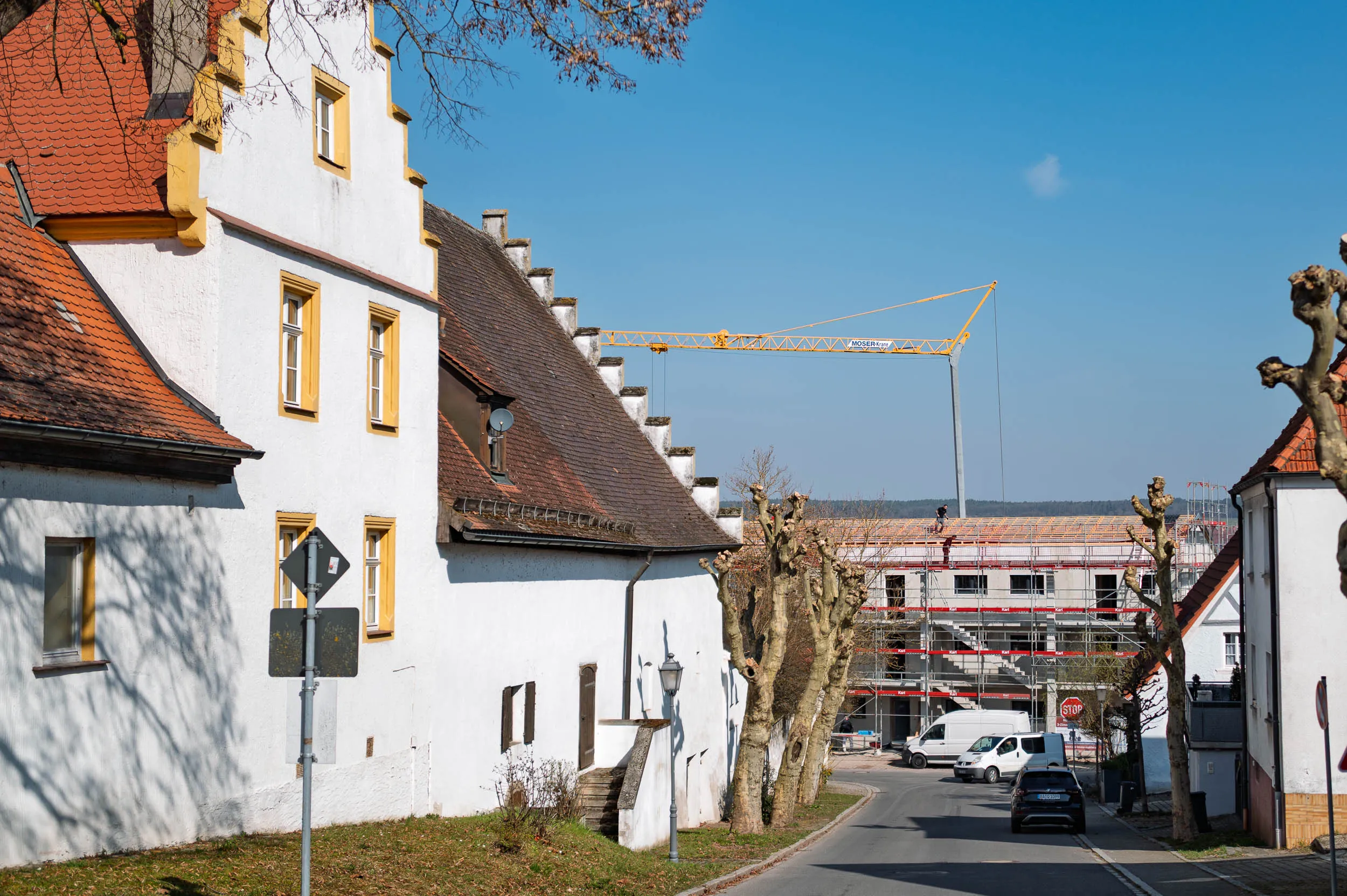 Schloss Trunstadt mit Neubau im Hintergrund