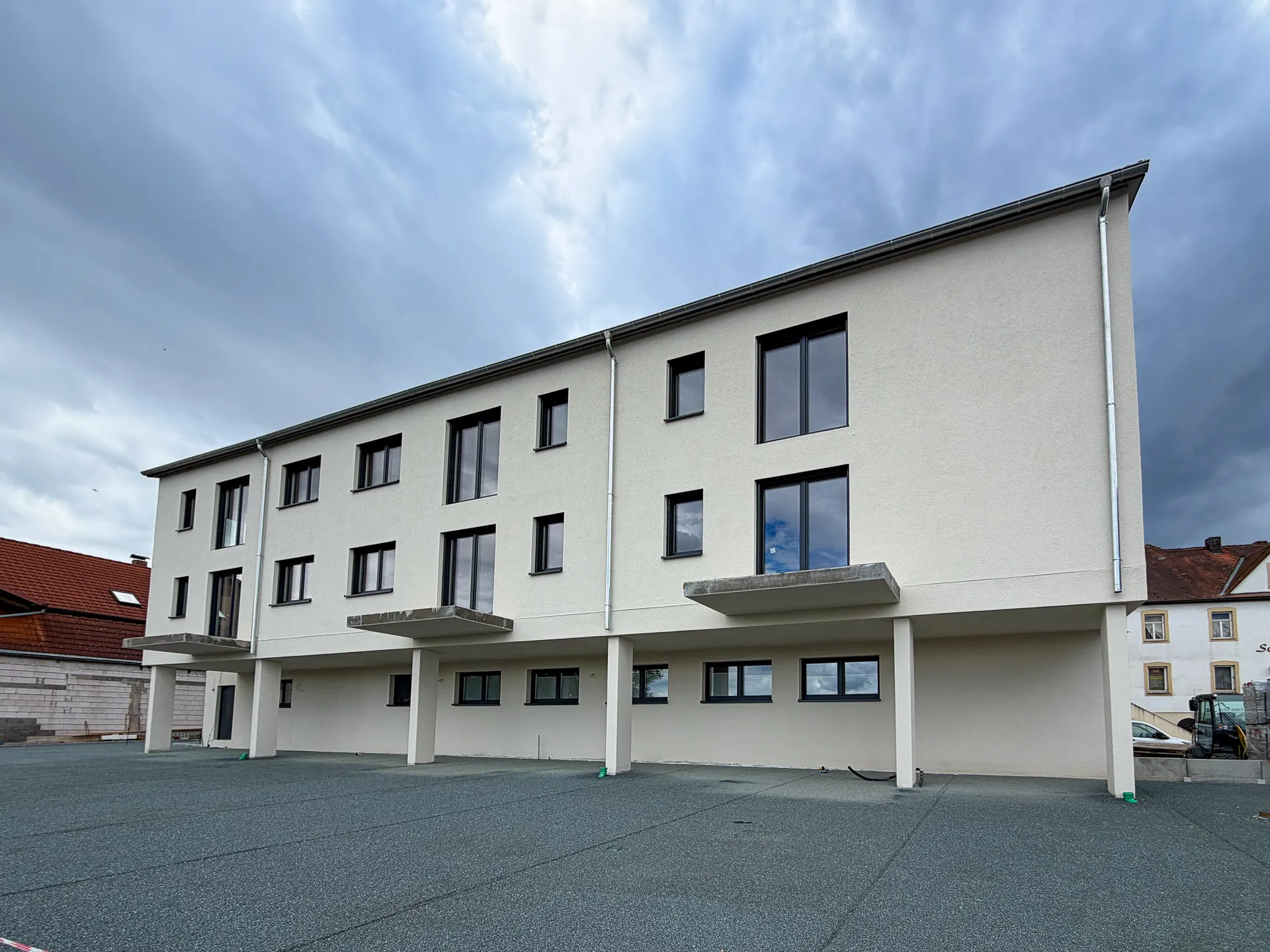 Neubau Trunstadt — Rückansicht mit großen Fenstern, Bautenstand Mai 2026