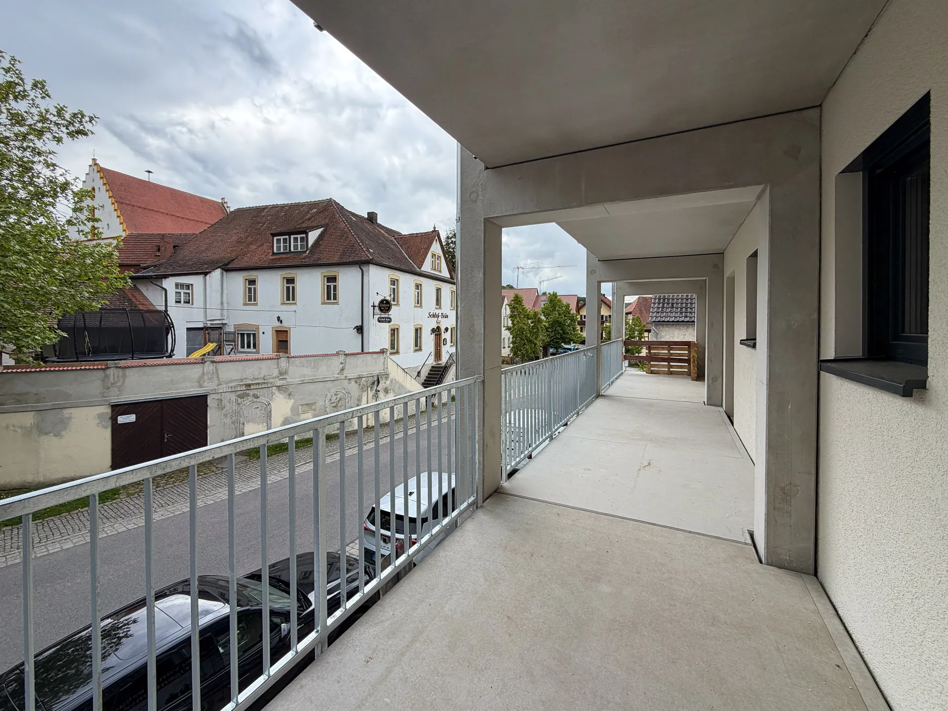 Laubengang-Balkon mit Blick in den Ortskern