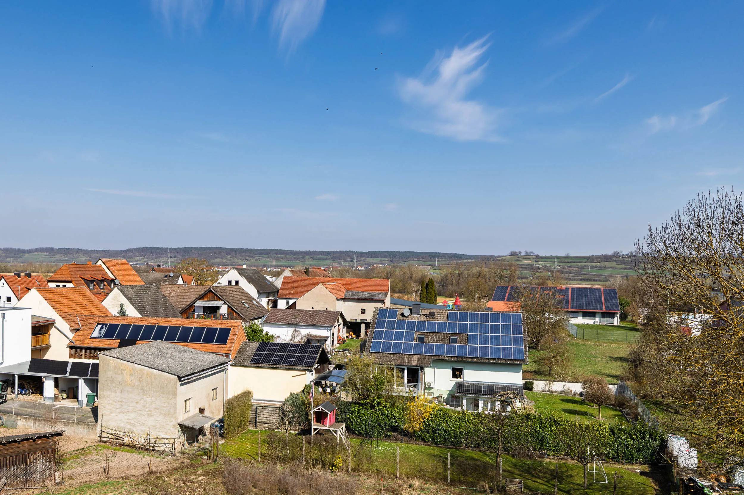 Weitblick über Trunstadt — Dächer und grüne Landschaft