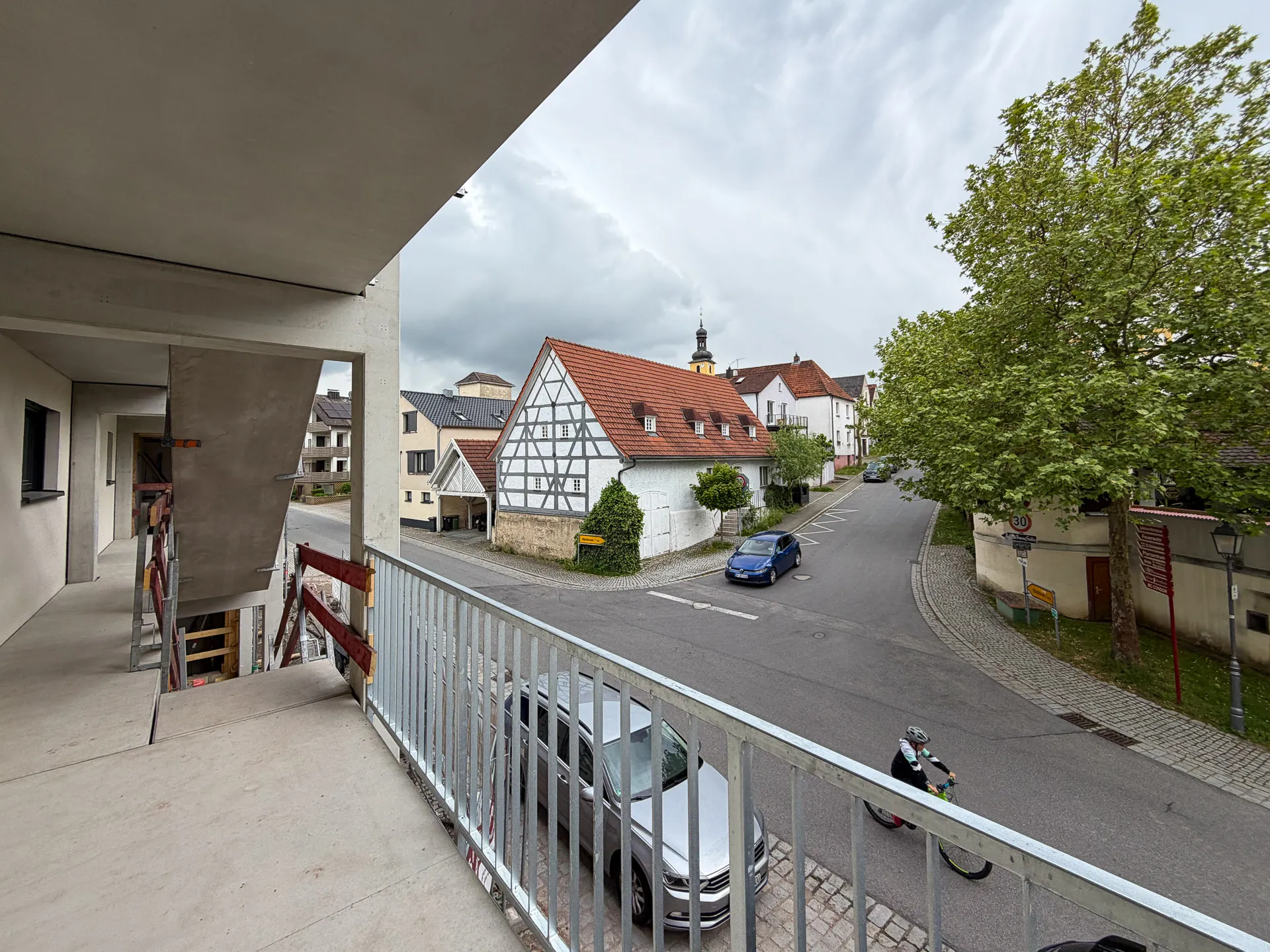 Blick vom Balkon auf den Ortskern von Trunstadt