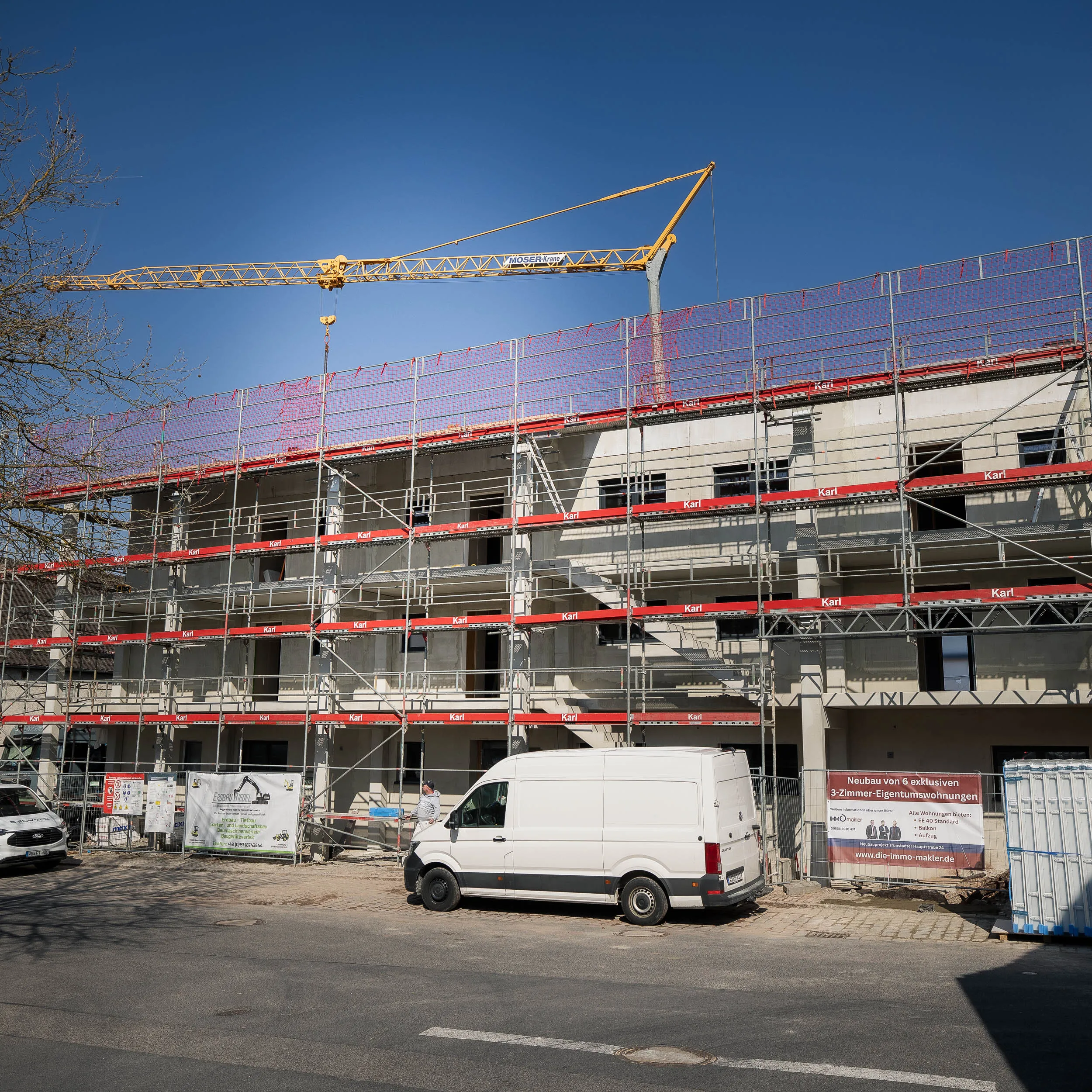 Neubau im Rohbau — Frontansicht mit Baukran