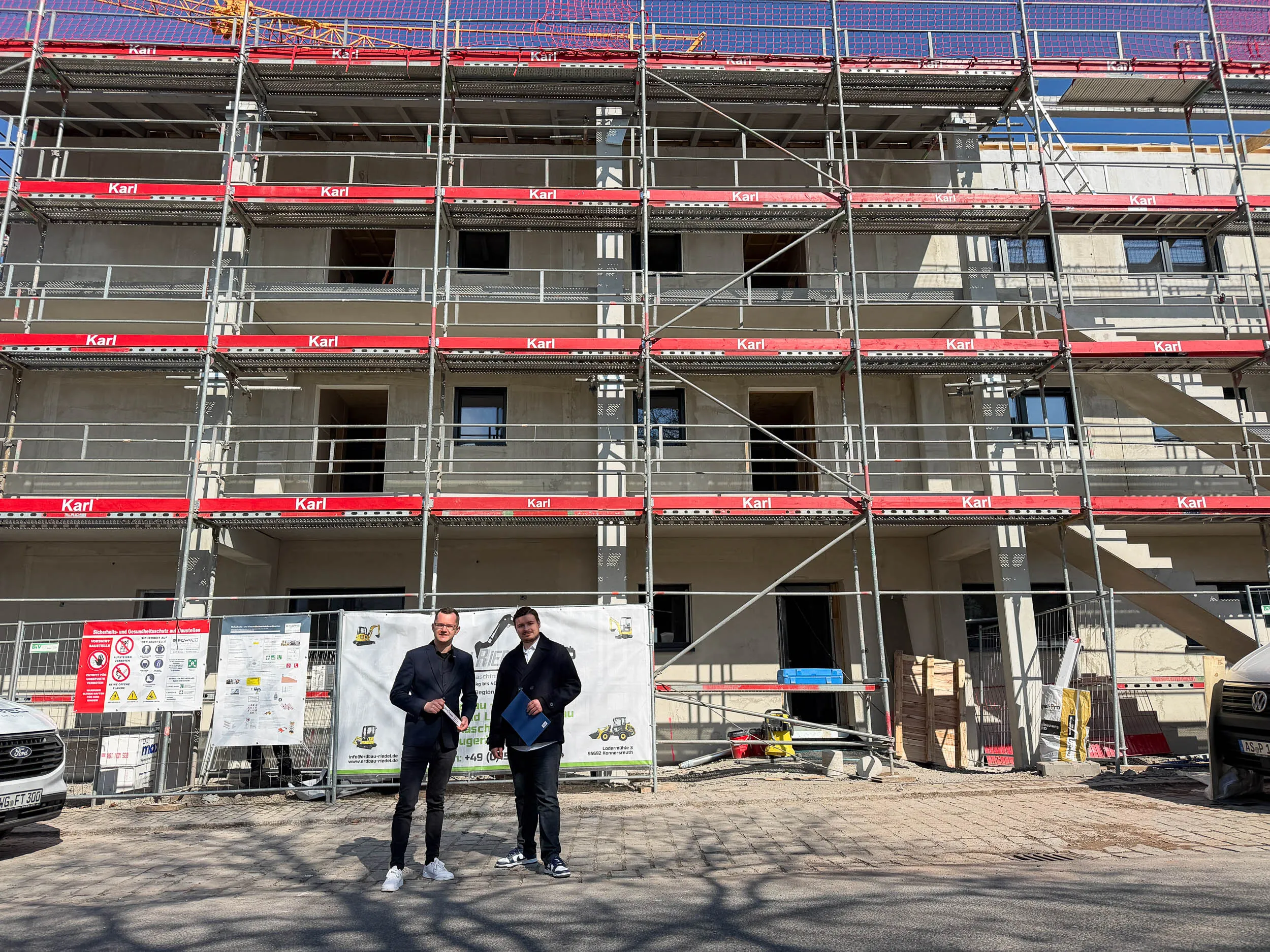 Die IMMOmakler — Manuel Donath und Julian Lion vor der Baustelle