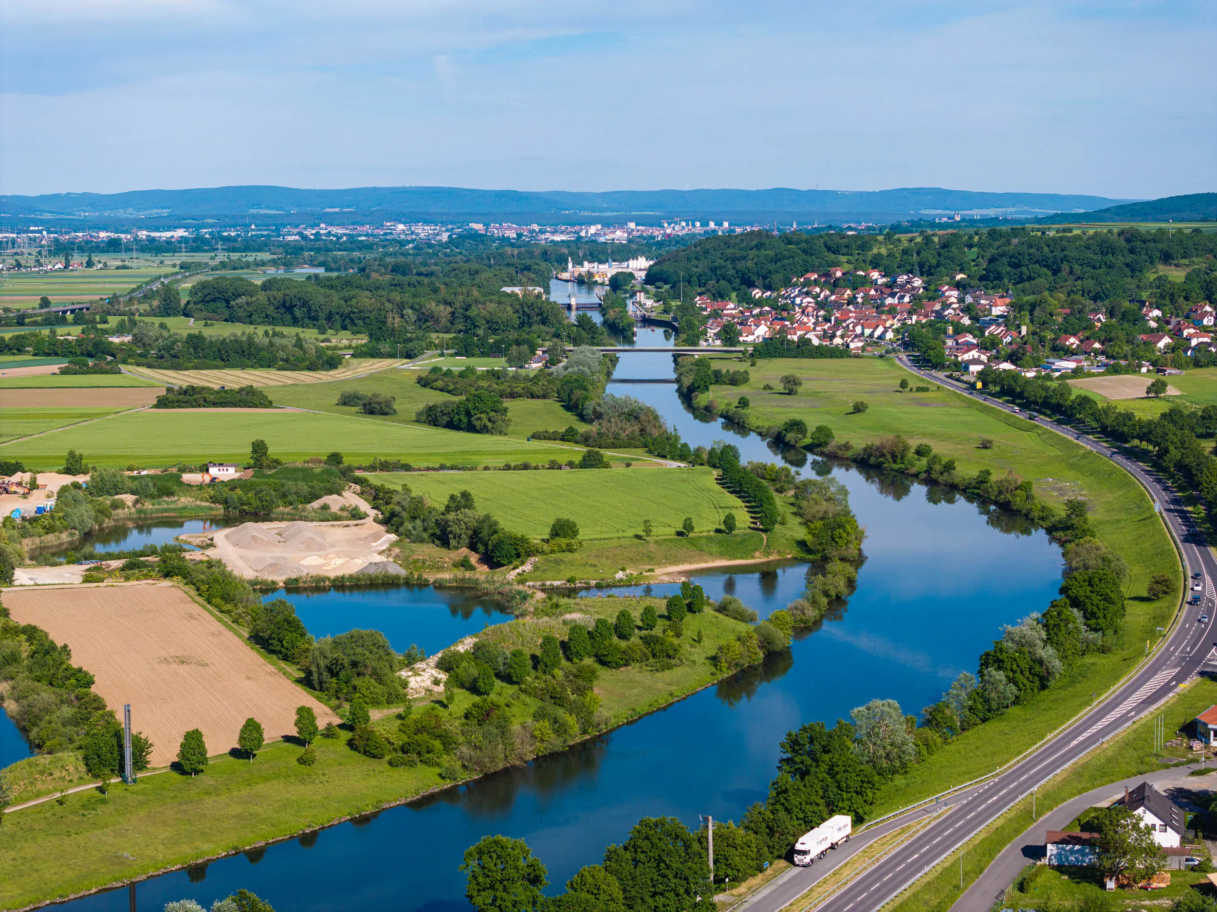 Der Main bei Trunstadt mit Bamberg am Horizont — Luftaufnahme der Lage
