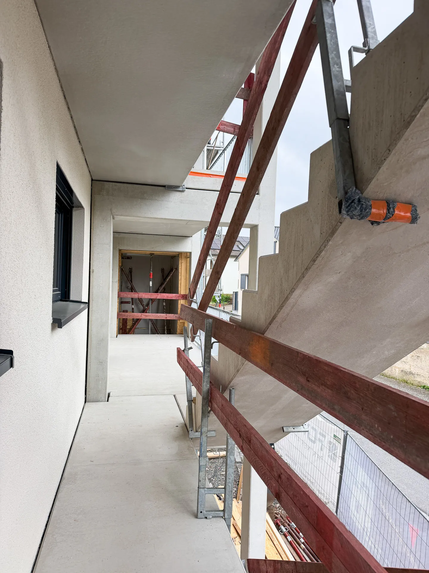 Laubengang und Treppenhaus im Bautenstand