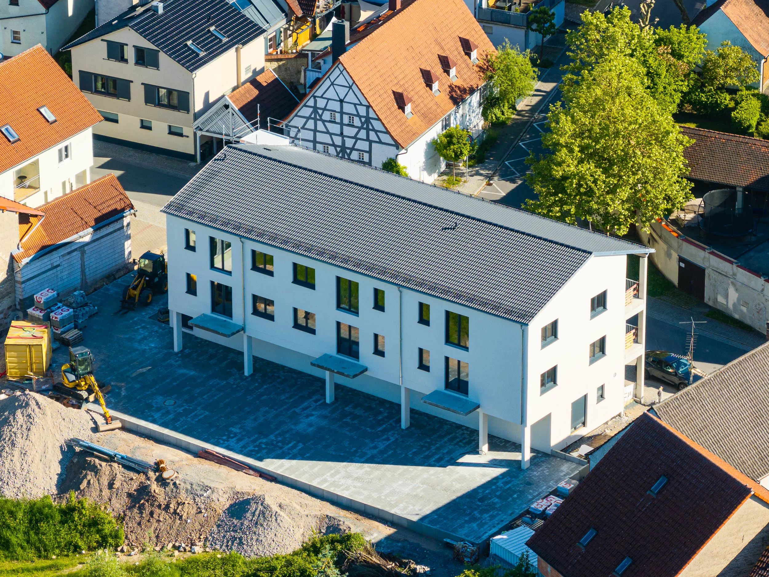 Der Neubau aus der Luft — Fassade, Dach und Laubengang-Balkone